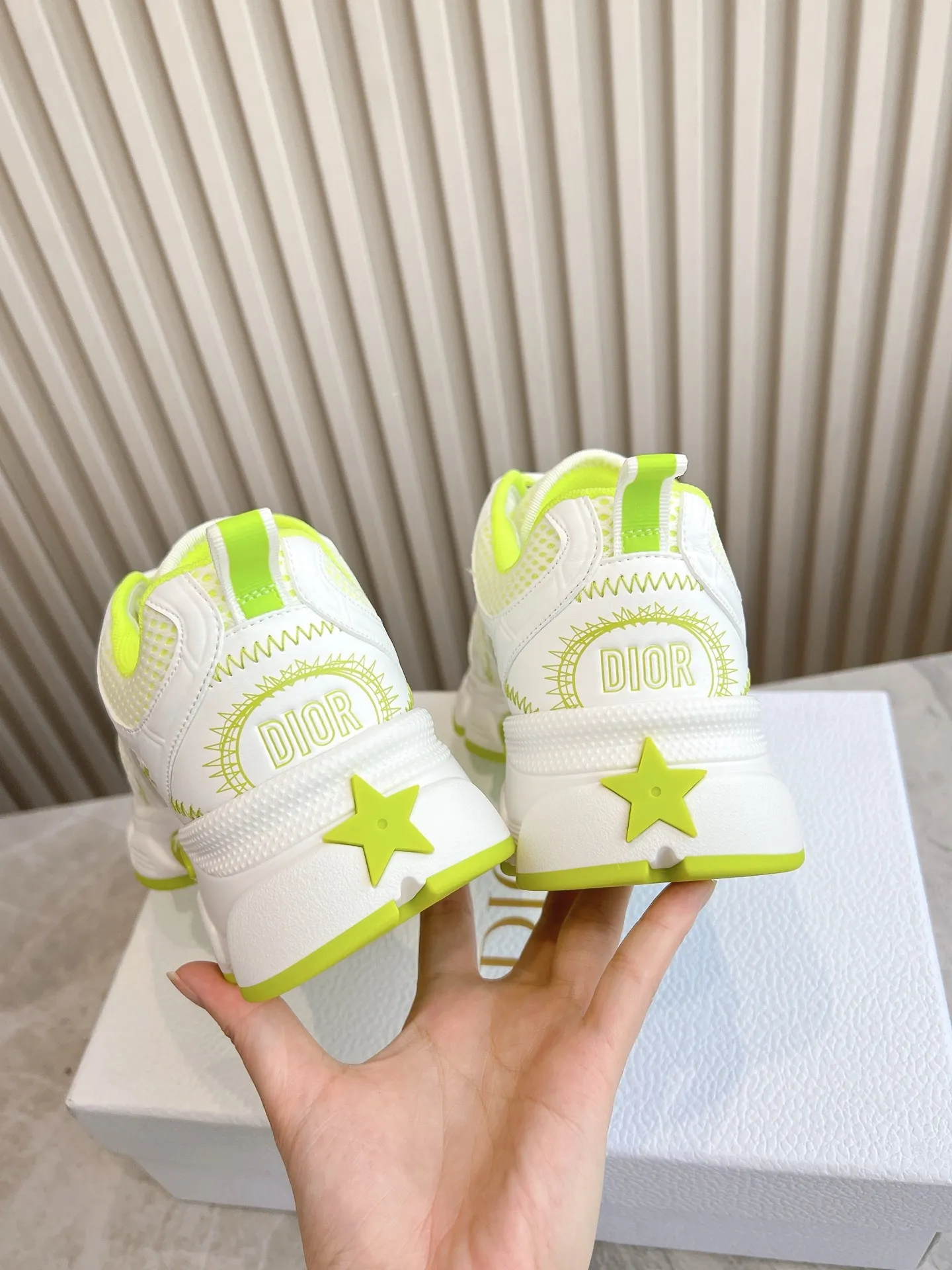 👟👟Ex-factory price 640👟👟 (Top version) Dior Chrono series sports shoes Purchased and developed in Taikoo Hui for RMB 18,200. This Dior chrono sports shoe continues the timeless silhouette and is carefully made of mesh, so it will be particularly comfortable on the feet. It is decorated with CD special craftsmanship logo to enhance the style. The lightweight style is matched with the "Christian Dior" logo thin sole, suitable for all seasons, and can be matched with all kinds of casual looks to add a finishing touch. Classic and super durable. Upper: cowhide stitching. Original molded outsole. Size: 35-41. Full set of counter synchronized gift box 💝 packaging